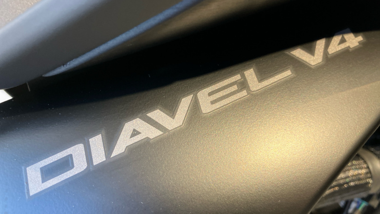 Ducati Diavel V4 - Dark Stealth Yellow (25MY)